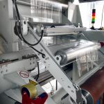 Static Inline Control-System misst die statischen Ladungen auf der Substratbahn und löst beim Überschreiten einer gesetzten Warnstufe einen Alarm aus