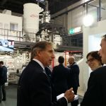 Amut Nordamerika-Präsident Anthony Georges spricht mit den G&K TechMedia-Redakteuren Rebecca Watson und Ansgar Wessendorf