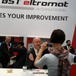 Flexo & Gravure Global-Editor Rebecca Watson interviewt Kristian Jünke, BST eltromat, für ein Video. Das Video ist demnächst auf unseren Portalen von Flexo+Tief-Druck und Flexo & Gravure Global zu sehen.