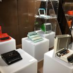 Das Kunststoffmuseum zeigte eine kleine Auswahl von Kommunikationsgeräten, bei dem „Kunststoff“ der dominierende Werkstoff ist oder war - vom Radio über Fernsehgeräte bis zum Computer und Schreibmaschine