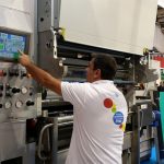 Ein Techniker von Cerutti erklärt die Funktionsweise eines Tiefdruckwerks