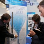 Thomas Litterst, Leiter Vertrieb und Marketing bei Eltex, erläutert das Prinzip der neuen Entlade-Elektrode R60