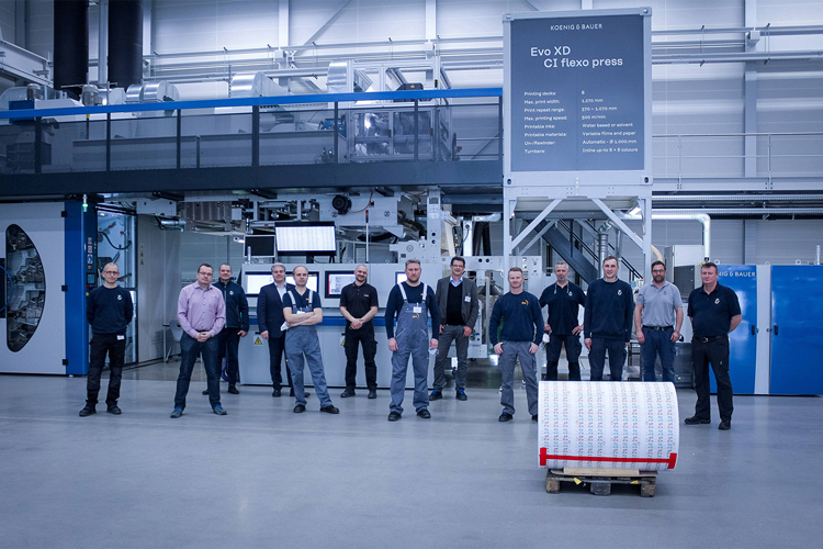 Das Team der Firma Perga bei Drucktests im Customer Technologie Center von Koenig & Bauer in Würzburg