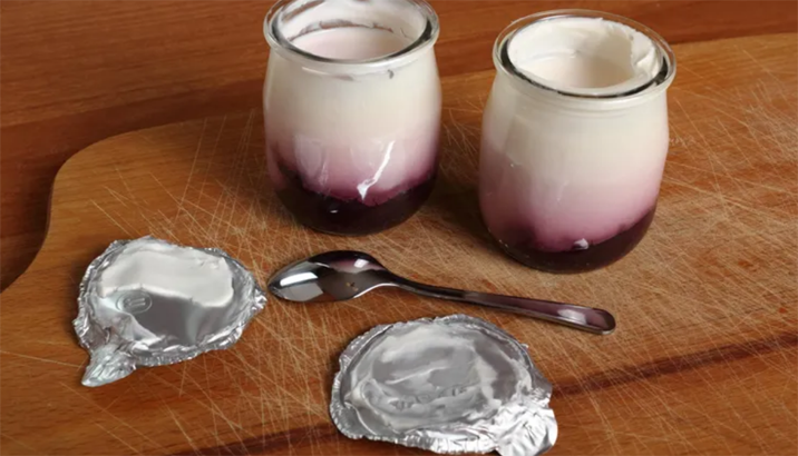 Wie unbedenklich ist das Ablecken von Joghurtdeckeln?