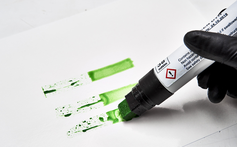 Test der Folienspannung mit einem Dyne-Stift