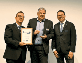 M&M Christian Kolarik nimmt Award entgegen