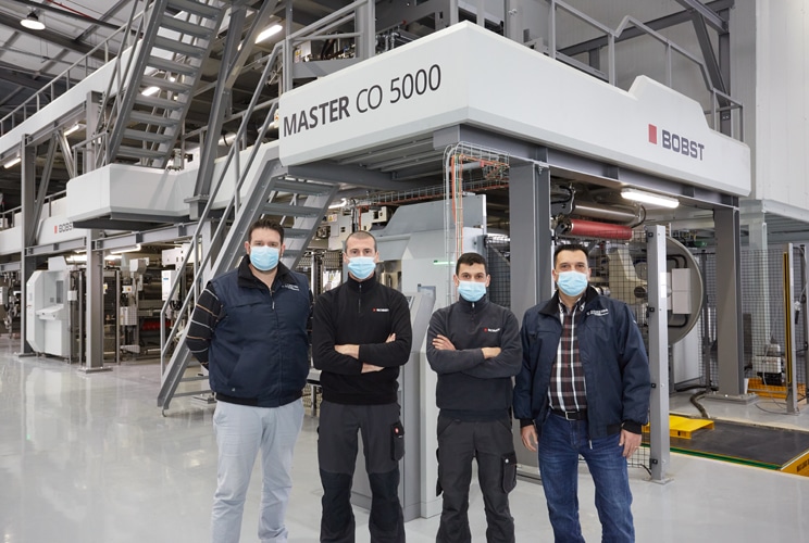 Die Beschichtungslinie Bobst Master CO 5000 im Werk von Symetal in Mandra in Griechenland