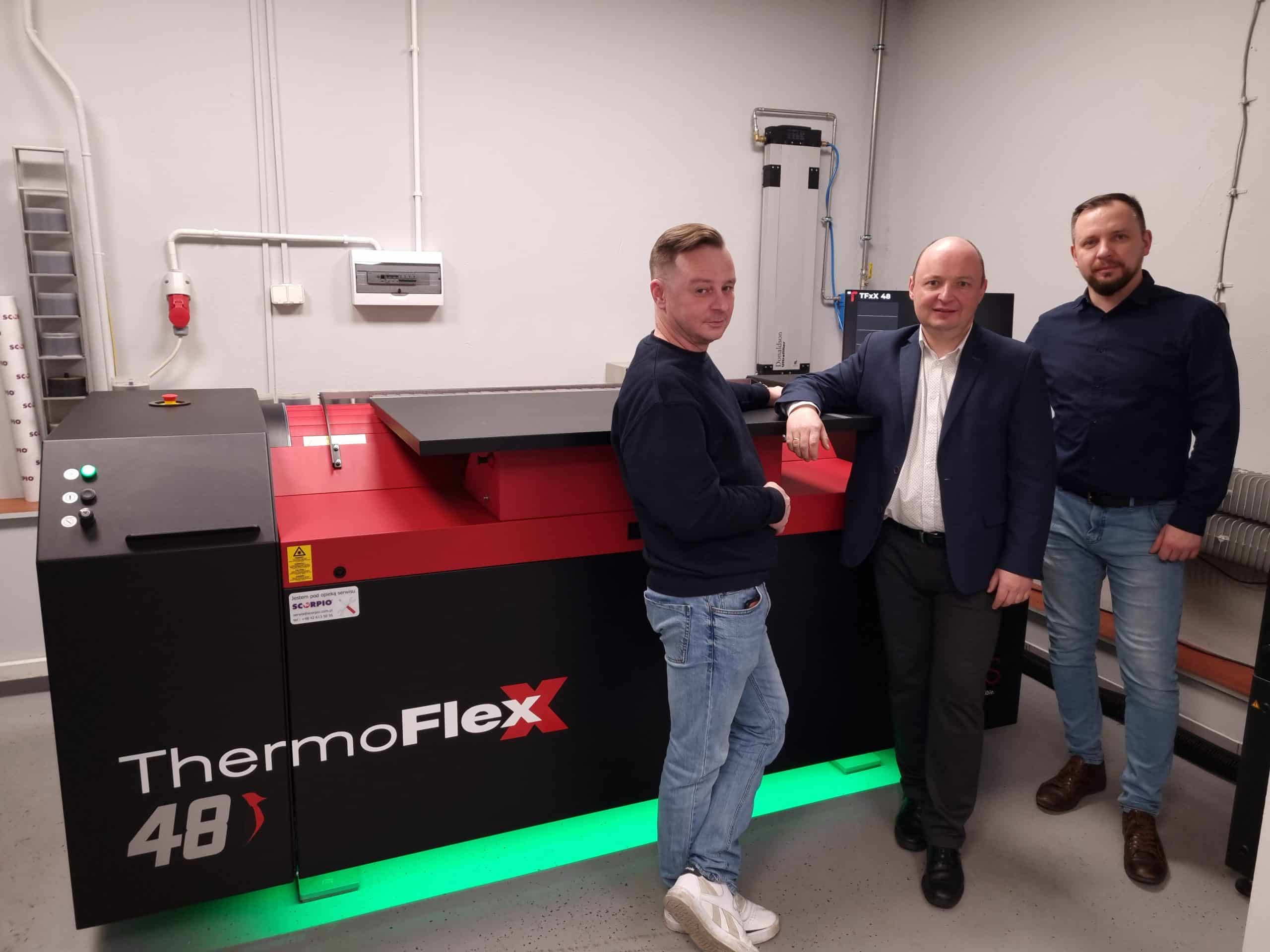 Freuen sich über die erfolgreiche Installation des ThermflexX 48