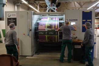 An der Aufrollung einer CI-Flexodruckmaschine