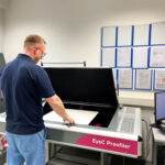 Digitale Inspektion im Pharmaverpackungsprozess: Faller Packaging setzt auf EyeC-Technologie